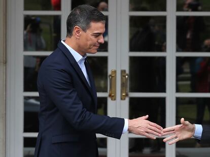 Encuentro entre el presidente del Gobierno, Pedro Sánchez, y el líder del Partido Popular, Alberto Núñez Feijóo, el día 10 en La Moncloa.