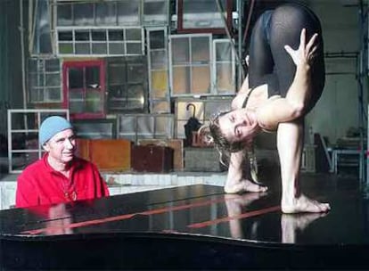 Lluís Llach y la contorsionista Ane Miren, en un ensayo de <i>Tranuites Circus.</i>