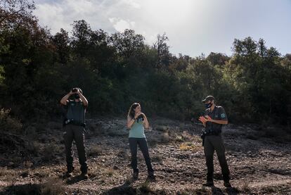 La ambientóloga del Centro de Investigación Ecológica y Aplicaciones Forestales (CREAF) Mireia Banqué junto a dos miembros de Agents Rurals.