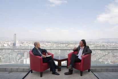 Un momento de la charla entre Jorge Volpi (izquierda) y Alejandro González Iñárritu en Ciudad de México.
