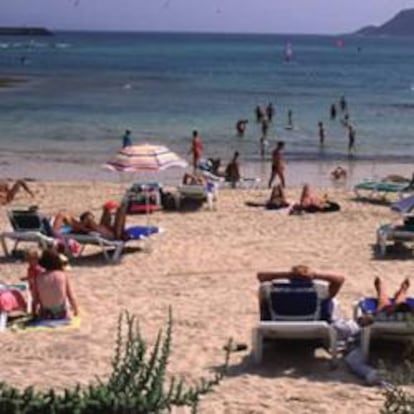 Turistas en la playa de Corralejo (Fuerteventura).