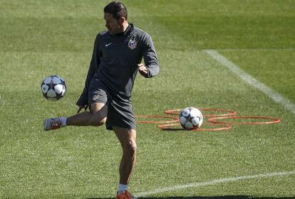 Simeone controla el balón durante una sesión del entrenamiento.