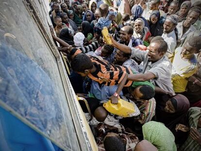 Refugiados somalíes esperan a ser trasladados a los nuevos asentamientos de IFO (Dadaab), en 2011.