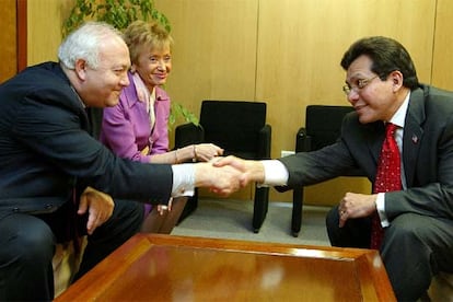 Miguel Ángel Moratinos (izquierda), María Teresa Fernández de la Vega y Alberto Gonzales, durante la entrevista que mantuvieron ayer en Madrid.