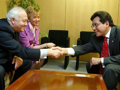 Miguel Ángel Moratinos (izquierda), María Teresa Fernández de la Vega y Alberto Gonzales, durante la entrevista que mantuvieron ayer en Madrid.