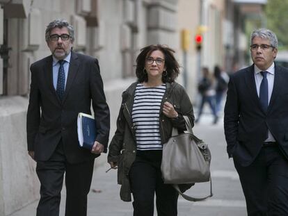 08/10/2018 - Barcelona - En la imagen Blanca Bragulat, esposa de Jordi Turull, acude al Tribunal Superior de Justicia de Cataluña acompañada por su abogado Jordi Pina y Francesc Homs.