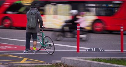 Carril bici en el interior de la rotonda de Marina con Almogàvers y Meridiana.