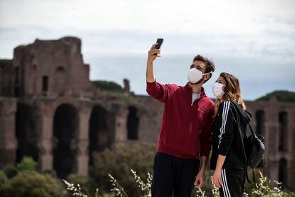 Una pareja se saca un 'selfie' frente al Circo Máximo en Roma.