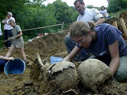 Voluntarios de la Asociación para la Recuperación de la Memoria Histórica exhuman restos de una fosa común en Valdediós, Asturias, en 2003.