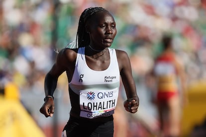 Anjelina Nadai Lohalith, del Equipo Olímpico de Atletas Refugiados, corre en el evento de 1.500 m femenino en el Campeonato Mundial de Atletismo Oregon22, el 15 de julio de 2022, en Eugene, Oregon, Estados Unidos.