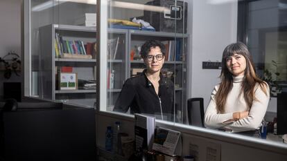 Las investigadoras del IRB, Núria López-Bigas (izq.) y Mònica Sánchez-Guixé, autoras de un estudio que explora el origen del segundo tumor en cuatro pacientes pediátricos.