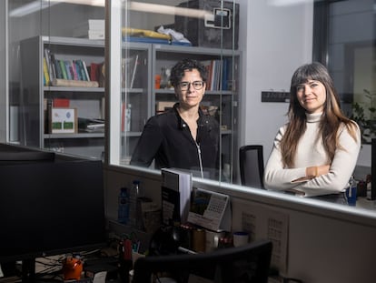 Las investigadoras del IRB, Núria López-Bigas (izq.) y Mònica Sánchez-Guixé, autoras de un estudio que explora el origen del segundo tumor en cuatro pacientes pediátricos.