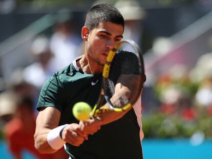 Carlos Alcaraz, devuelve la bola a Djokovic.