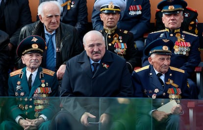 El dictador bielorruso, Alexander Lukashenko (en el centro), uno de los más firmes aliados del Kremlin en la invasion de Ucrania, sigue el desfile desde la tribuna de autoridades.