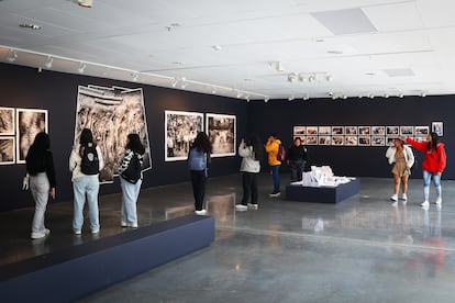 Varias personas recorren la exposición en el Centro de Memoria y Reconciliación, en Bogotá.