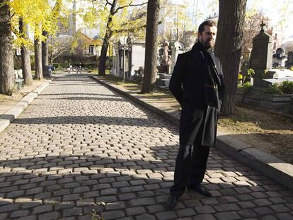 El actor Rupert Everett durante su visita al cementerio parisino Pere Lachaise, donde está enterrado Oscar Wilde.