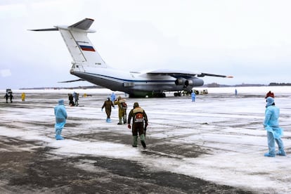 Un grupo de personal médico espera a los 80 pasajeros que viajan en un avión militar ruso para examinarles por el coronavirus. Llegan a un aeropuerto de Tyumen (Rusia), el miércoles 5 de febrero.