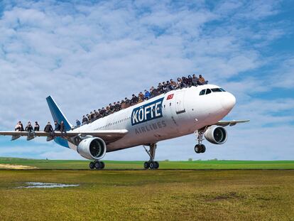 "Köfte Airlines", de Halil Altindere, fotografía expuesta en el Museo San Telmo.