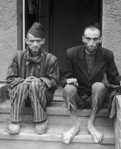 Dos prisioneros del campo de concentración de Lager-Nordhausen, poco después de ser liberados el 14 de abril por el Ejército de EE UU.