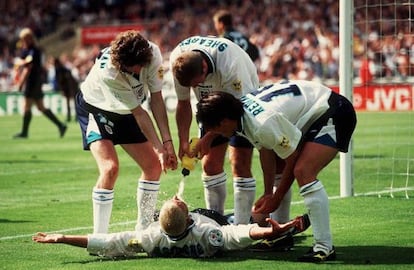 Gascoigne, en el suelo, celebra con McManaman, Shearer, Redknapp tras marcar a Escocia en la Eurocopa 1996.
