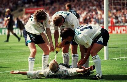 Gascoigne, en el suelo, celebra con McManaman, Shearer, Redknapp tras marcar a Escocia en la Eurocopa 1996.