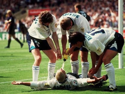 Gascoigne, en el suelo, celebra con McManaman, Shearer, Redknapp tras marcar a Escocia en la Eurocopa 1996.