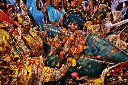 Una viuda, vestida emulando al dios Krishna, baila en el ashram de Meera Sahabgini, en Vrindavan.