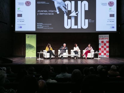 Acto de presentación del informe 'Jóvenes, Internet y democracia' en el CaixaFórum de Madrid. De izquierda a derecha, Rocío Martínez Sempere, directora de la Fundación Felipe González; el expresidente Felipe González; Belén Barreiro, directora de 40db y María Freitas, cosejera política de FEPS.