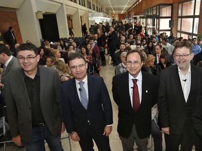 Enric Morera, Serafín Castellano, Vicent Soler, Enric Morera y Marga Sanz en el debate de la Facultad de Economía.