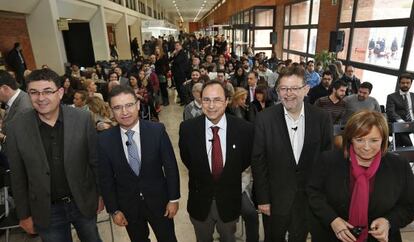 Enric Morera, Serafín Castellano, Vicent Soler, Enric Morera y Marga Sanz en el debate de la Facultad de Economía.