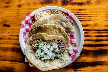 Tacos de barbacoa de res de la taquería, Gonzalitos. 