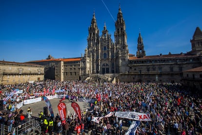 Manifestación en defensa de la sanidad pública en la Plaza del Obradoiro de Santiago de Compostela este domingo.