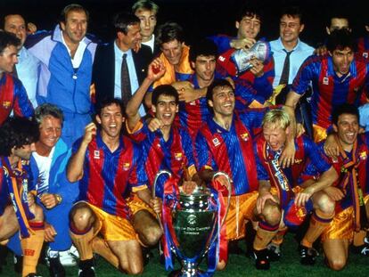 Els jugadors i tècnics del Barça celebren la victòria sobre la gespa de Wembley, en 1992.
