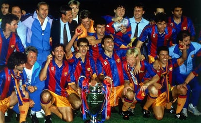 Los jugadores y técnicos del Barça celebran la victoria sobre el césped de Wembley, en 1992.