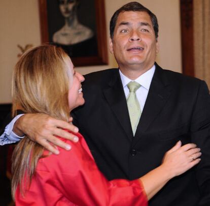 El presidente ecuatoriano abraza a la ministra de Exteriores española, de visita oficial en Quito.