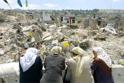 Un grupo de mujeres palestinas observa el estado de sus casas en el campo de refugiados de Yenin.