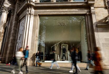 Varias personas pasean frente a una tienda de Zara en Barcelona.