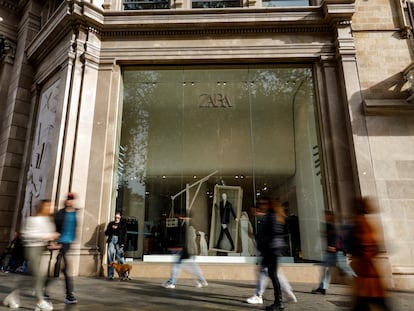 Varias personas pasean frente a una tienda de Zara en Barcelona.