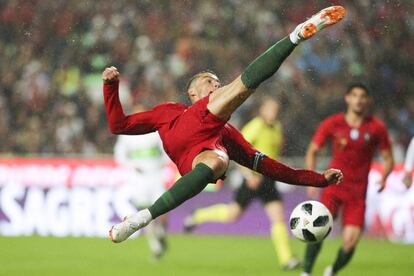 Cristiano Ronaldo de Portugal salta por el balón durante un partido amistoso entre Portugal y Argelia en el estadio Luz en Lisboa (Portugal).