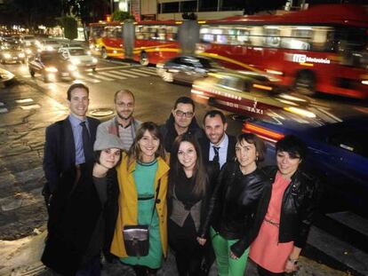 De izquierda a derecha y de arriba abajo, en la Avenida Insurgentes de Ciudad de México: Lorenzo Baladrón, Rafael Avalos, Toni Marí, Alejandro Santos, Almudena Barragán, Claudia Munaiz, Guadalupe Díaz, Cristina Cabrero y Sandra Durán.