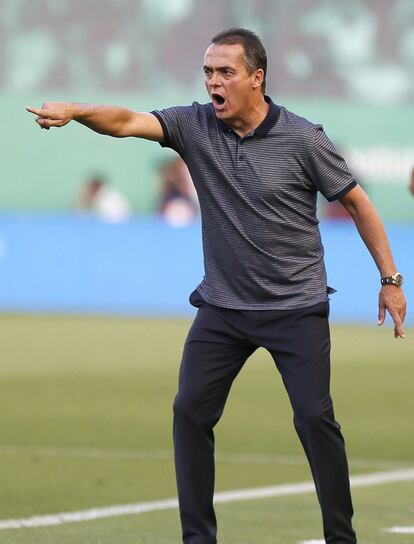 El nuevo entrenador del Real Betis, Alexis Trujillo, durante el encuentro.