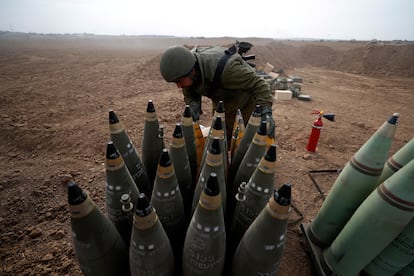 Un soldado israelí revisa proyectiles en una zona cerca de la frontera con Gaza, en el sur de Israel, el 9 de octubre de 2023.