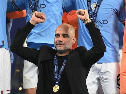 Pep Guardiola celebra con la medalla de oro colgada el triunfo del Manchester City en la final de la Champions League.