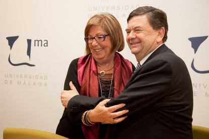 Los rectores Adelaida de la Calle y Manuel José López tras la reunión en Málaga esta mañana.