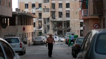 Estado en el que quedó la casa cuartel de la Guardia Civil en Santa Pola (Alicante) tras el atentado con coche bomba de ETA que costó la vida a una niña de seis años y un hombre de 47 el 4 de agosto de 2002.