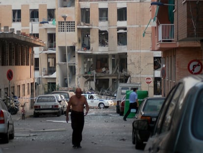 Estado en el que quedó la casa cuartel de la Guardia Civil en Santa Pola (Alicante) tras el atentado con coche bomba de ETA que costó la vida a una niña de seis años y un hombre de 47 el 4 de agosto de 2002.