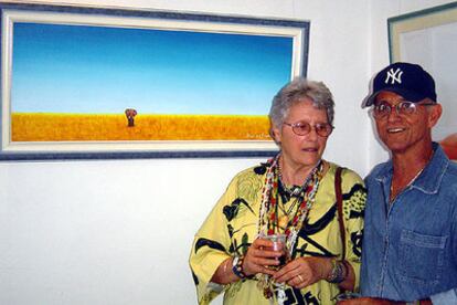 Natalia Bolívar y Patricio de la Guardia, durante la inauguración de la exposición <i>Entre amigos,</i> en La Habana.