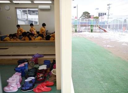 Los límites fueron levantados el año pasado, pero muchas escuelas infantiles y guarderías siguen sin permitir que sus alumnos salgan a la calle a jugar. En la imagen, un grupo de niños en una piscina de arena en el interior de una guardería en Koriyama, en la prefectura de Fukushima.