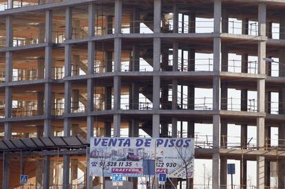 Estructura de un edificio de viviendas parado por la crisis en Madrid