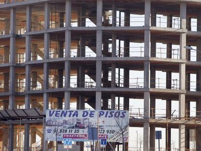 Estructura de un edificio de viviendas parado por la crisis en Madrid